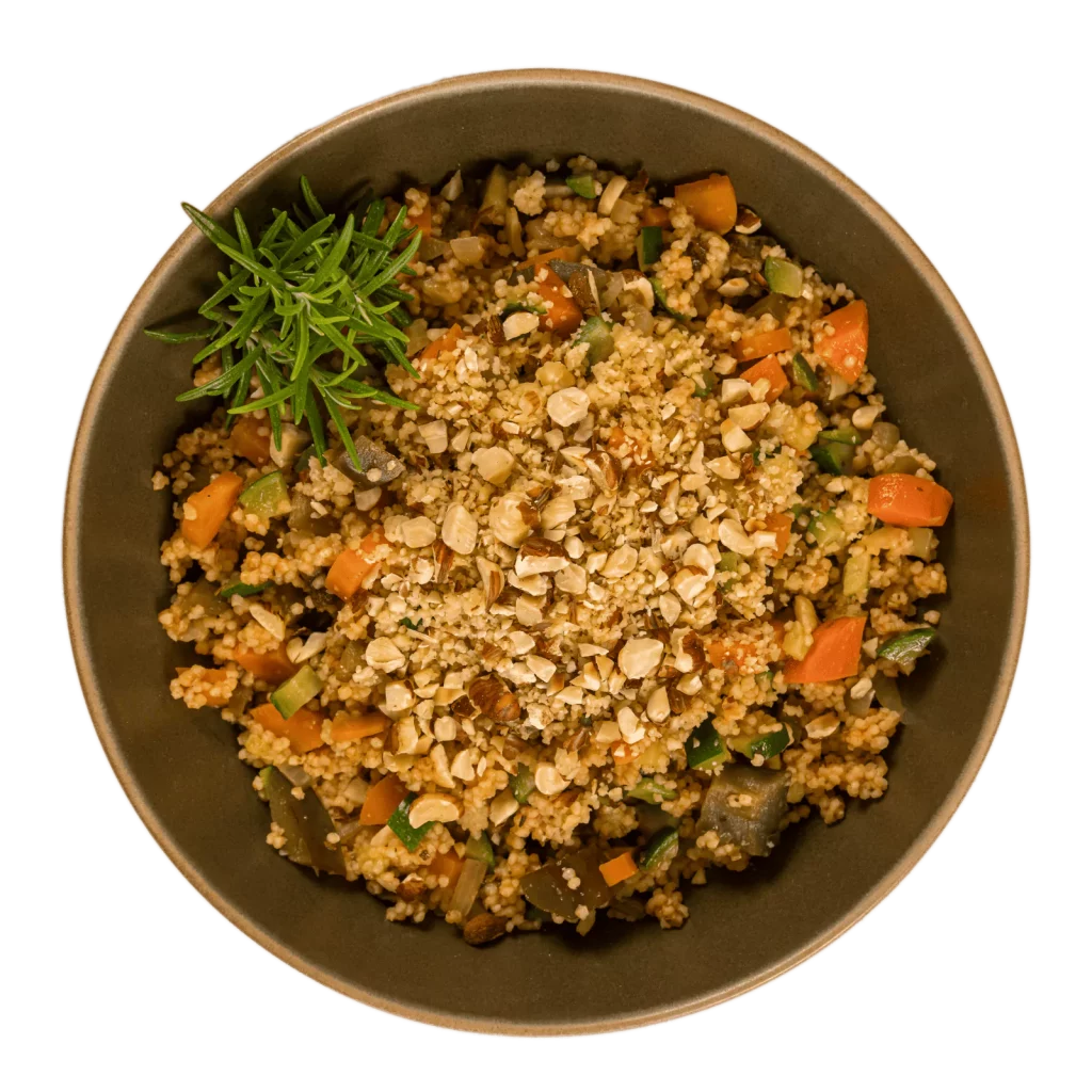 voll&ganz vollwertige Fertiggerichte Mediterane Hirse Gemüse Pfanne mit Cashew Topping